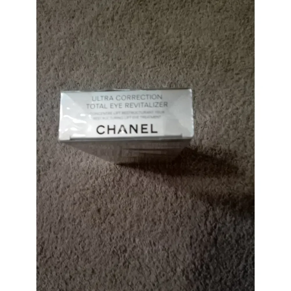 NIB Chanel Ultra Correction Total Eye Revitalizer .20 oz 10 Patches & Roll On
